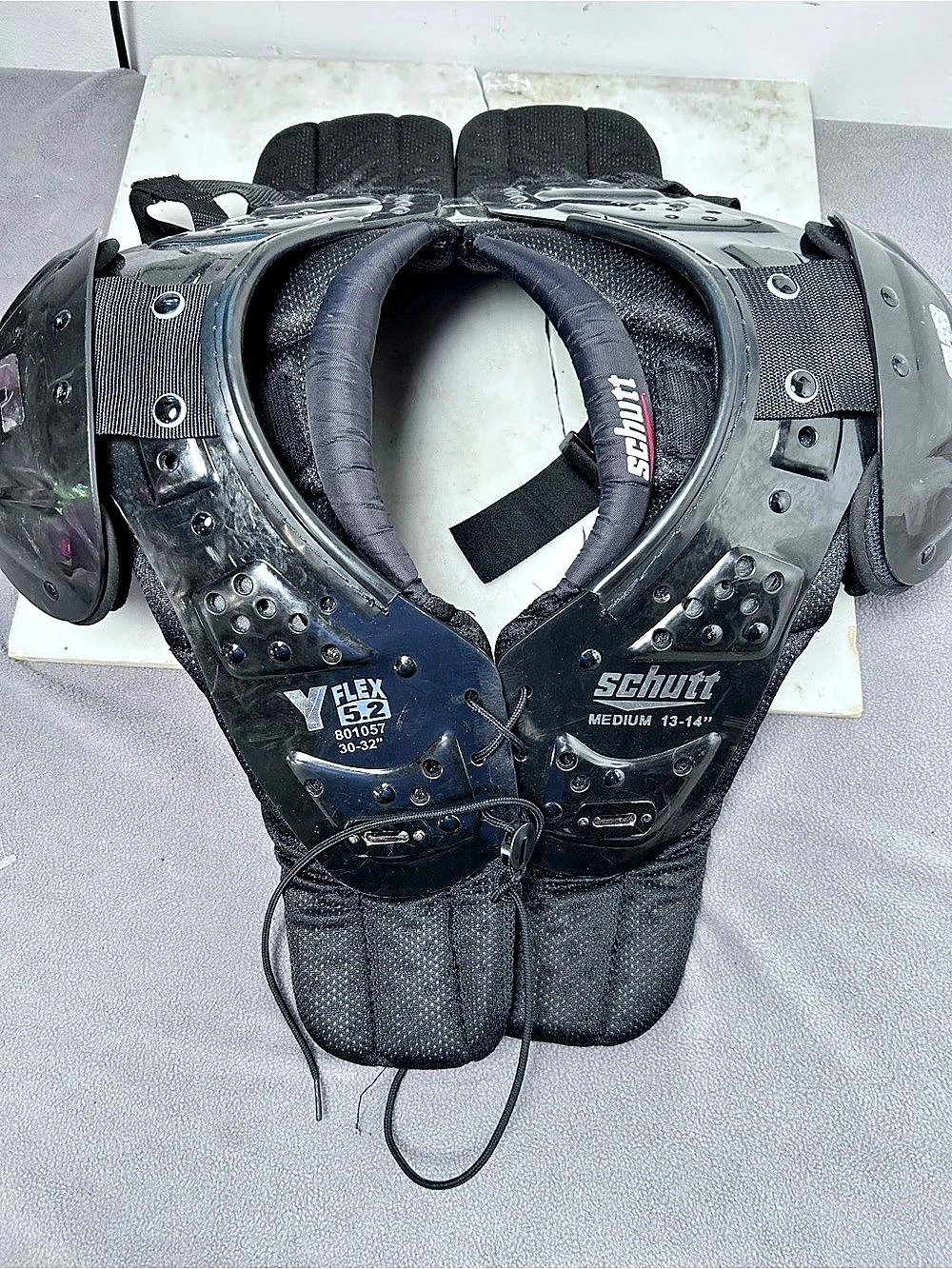 Schutt Flex 5.2 Football Shoulder Pads Black Medium youth 13-14 inch protective